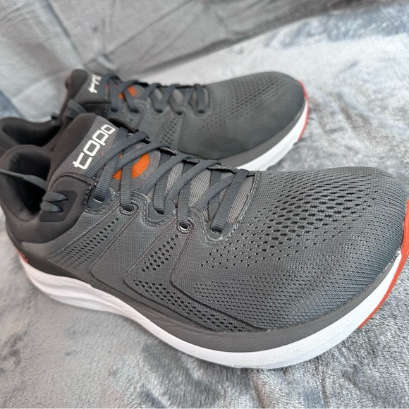 topo Other - Topo mens Athletic Phantom road running shoe size 10.5 preowned light wear grey